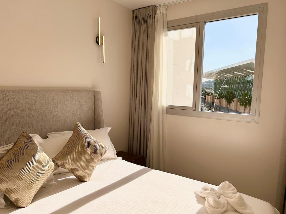 Chic & Spacious 3 Bedrooms - Train Station & Apartment