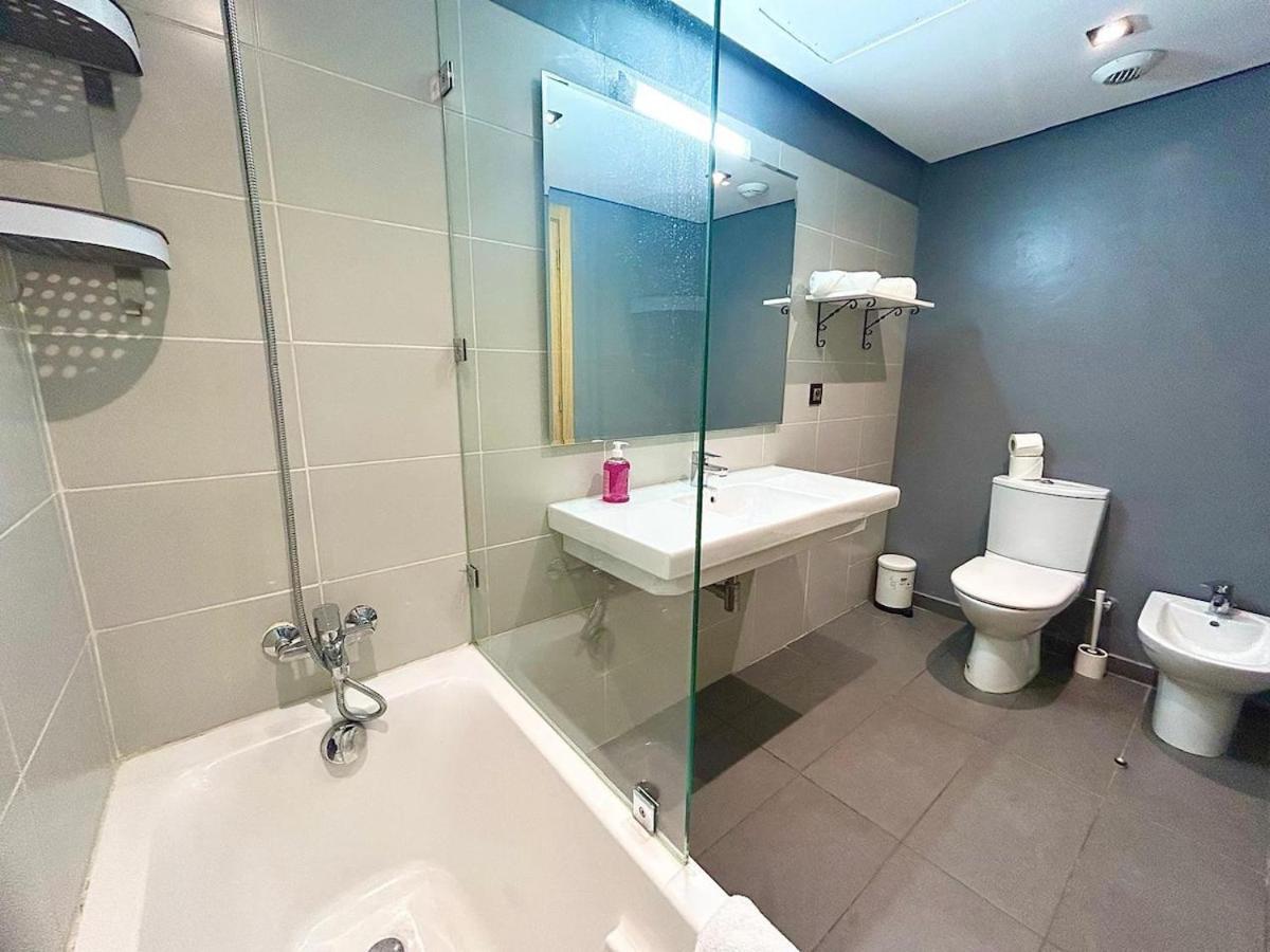 Chic & Spacious 3 Bedrooms - Train Station & Apartment *
