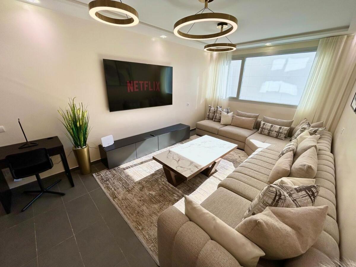 Chic & Spacious 3 Bedrooms - Train Station &
