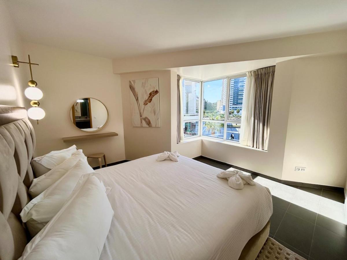 Chic & Spacious 3 Bedrooms - Train Station & Apartment