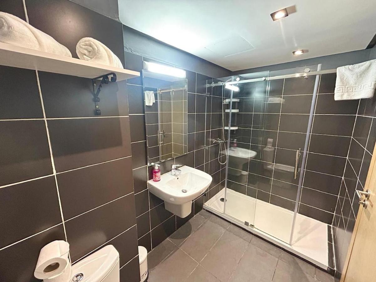 Apartment Chic & Spacious 3 Bedrooms - Train Station &